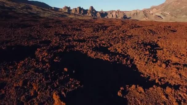 Vista aérea del Parque Nacional del Teide, vuelo sobre las montañas y lava endurecida. Tenerife, Islas Canarias — Vídeo de stock