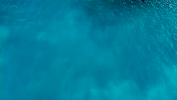 Relevé aérien depuis un drone au-dessus de la surface de l'océan 