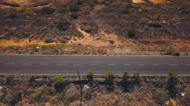 Felülnézet egy autó lovagol egy sivatagi út mentén a Tenerife, Kanári-szigetek, Spanyolország — Stock videók