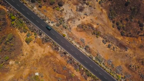 Blick von oben auf ein Auto fährt auf einer Wüstenstraße auf Teneriffa, Kanarischen Inseln, Spanien — Stockvideo