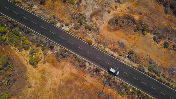 Blick von oben auf ein Auto fährt auf einer Wüstenstraße auf Teneriffa, Kanarischen Inseln, Spanien — Stockvideo