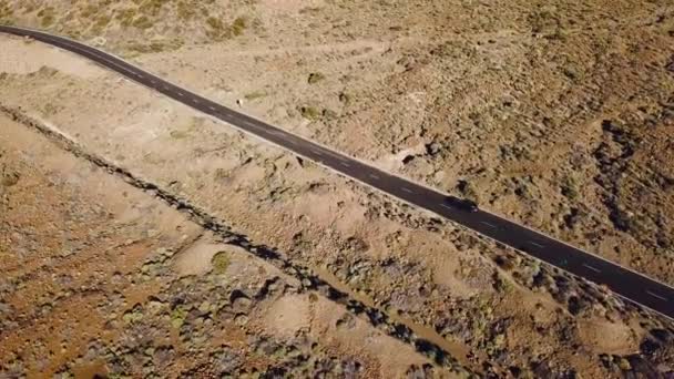 在 Teide 国家公园的汽车的道路的顶部视图。特内里费岛, 加那利群岛, 西班牙 — 图库视频影像