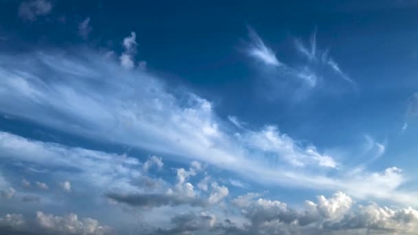 Belle nuvole galleggiano sul cielo blu, time lapse — Video Stock