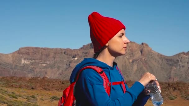 Wandelen vrouw drinkwater na wandeling op de Teide, Tenerife. Kaukasische vrouwelijke toeristische op Tenerife, Canarische eilanden — Stockvideo