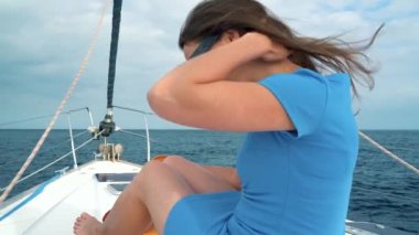 Mavi elbiseli bir kadın bir yat yaz sezonu ocean adlı aittir. Ağır çekim