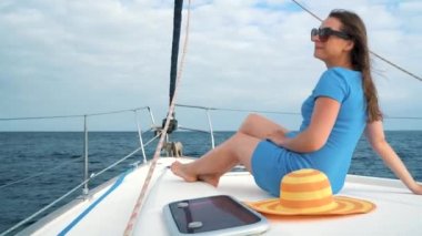 Kadın sarı hat ve mavi elbise bir yat yaz sezonu ocean adlı aittir