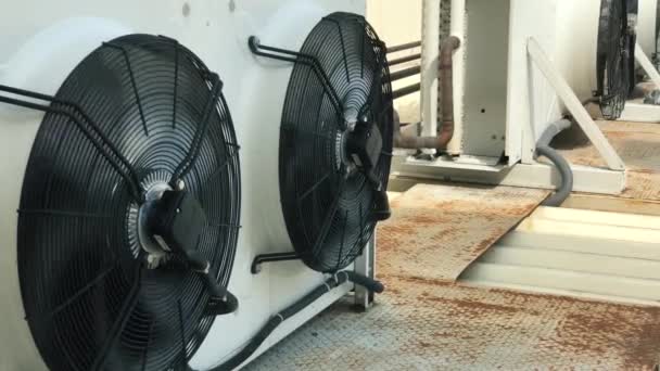Big air conditioner on top of a commercial building — Stock Footage Big air conditioner on top of a commercial building Royalty Free Stock Video