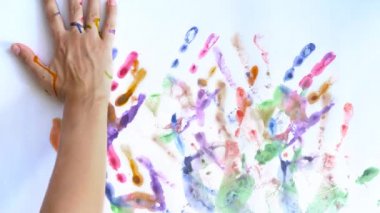 Yaratıcı kavramı - erkek ve kadın yapmak baskılar boyalı ellerinin üzerinde beyaz bir arka plan