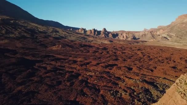 Havadan görünümü Teide Milli Parkı, dağlar ve sertleştirilmiş lav üzerinde uçuş. Tenerife, Kanarya Adaları — Stok video