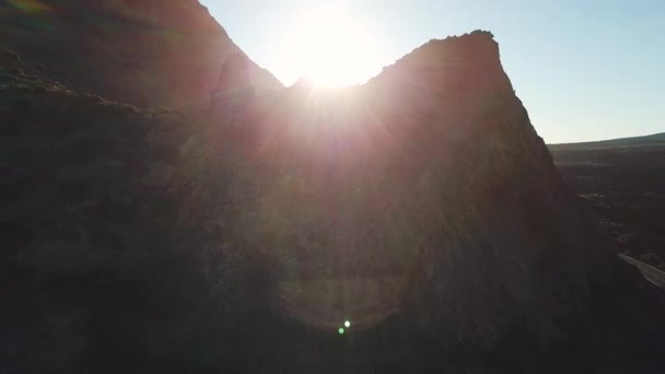 Veduta aerea del Parco Nazionale del Teide al tramonto, volo sulle montagne e lava indurita. Tenerife, Isole Canarie — Video Stock