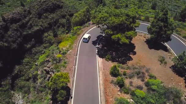 Ovanifrån av en bil Rider längs en bergsväg på Teneriffa, Kanarieöarna, Spanien. Sättet att Teide vulkanen Teide National Park — Stockvideo