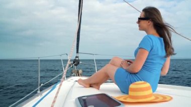 Mavi elbiseli bir kadın bir yat yaz sezonu ocean adlı aittir. Ağır çekim