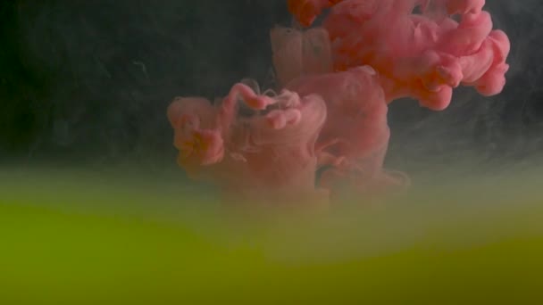 Gota de color bajo el agua creando una manta de seda. Tinta girando bajo el agua — Vídeo de stock