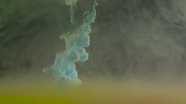 Gota de color bajo el agua creando una manta de seda. Tinta girando bajo el agua — Vídeos de Stock