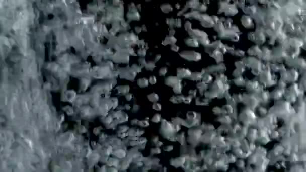 Бульбашки, що піднімаються на поверхню на чорному фоні — стокове відео
