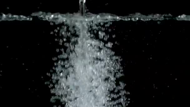 Bubbles rising to the surface on black backgrounds. Slow motion — Stock Video