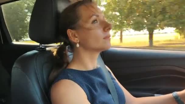 Femme gaie conduisant une voiture, beaux paysages et coucher de soleil à l'extérieur — Video