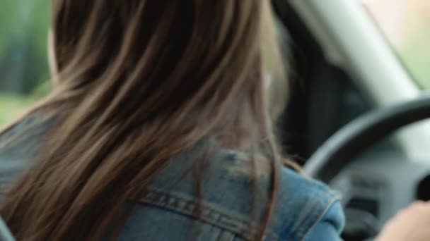 Femme parle sur le smartphone dans la voiture — Video