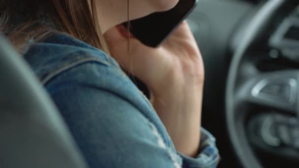 女性は車の中でスマート フォンで話す — ストック動画