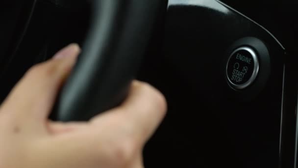 Nahaufnahme des weiblichen Fingers beim Drücken einer Motorstart-Stopp-Taste im Auto — Stockvideo