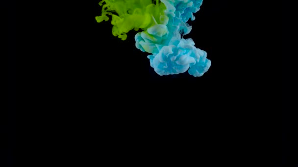 Σταγόνα χρώμα υποβρύχια δημιουργώντας ένα υφασματεμποριών μεταξιού. Μελάνι στροβιλίζονται υποβρύχια. Αντίστροφη γυρίσματα — Αρχείο Βίντεο