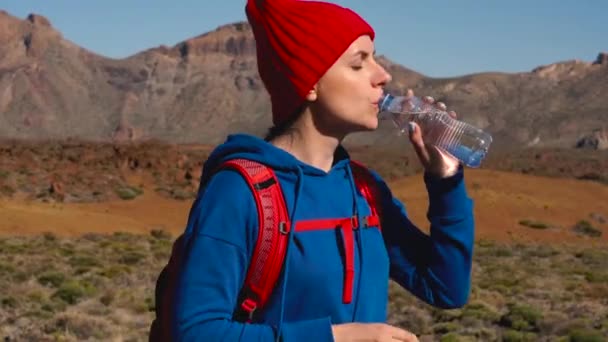 Пешая женщина пьет воду после прогулки по Тейде, Тенерифе. Кавказская туристка на Тенерифе, Канарские острова — стоковое видео