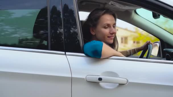 Twee jonge vrouwen rijden in een auto en plezier — Stockvideo