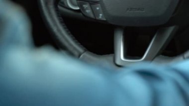 Kadın parmak arabaya bir motoru Başlat Durdur düğmesine basarak kapatın