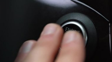 Erkek parmak modern otomatik arabaya bir motoru Başlat Durdur düğmesine basarak kapatın