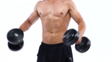 Adam beyaz bir arka plan stüdyo onun omuzlarında eğitim dambıl, elleriyle şişiriyor