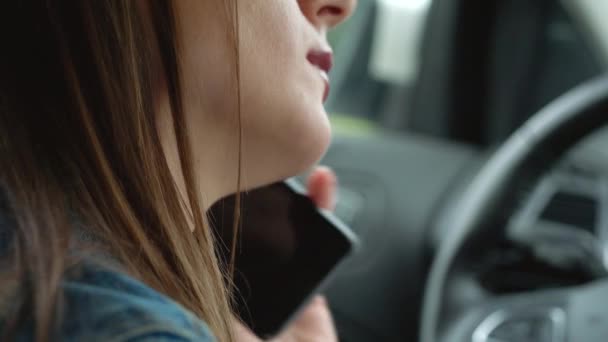 Vrouw spreekt op de smartphone in de auto — Stockvideo