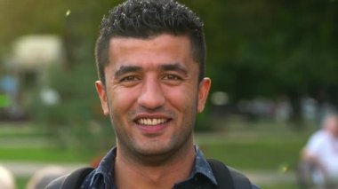 Adam gülümseyen genç bir Arap portresi