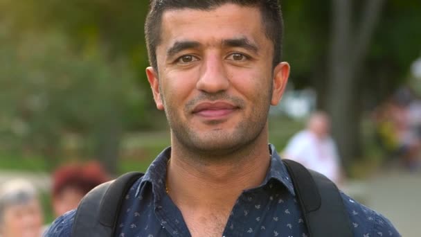 Egy fiatal Arab férfi mosolyogva portréja — Stock videók
