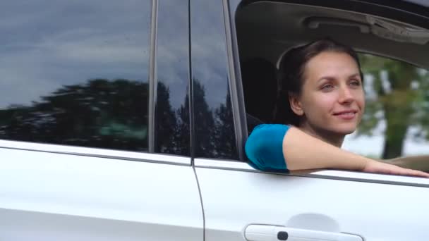 두 젊은 여성이 차에 타고 있고 재미 — 비디오