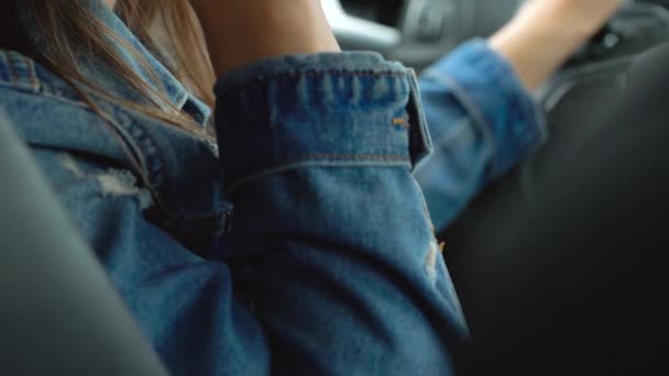 Mulher fala no smartphone no carro — Vídeo de Stock