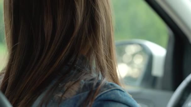 Femme parle sur le smartphone dans la voiture — Video