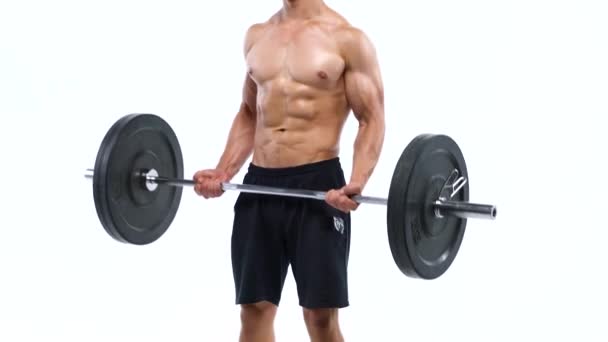 Man doet oefeningen met een barbell, training op een witte achtergrond in de studio — Stockvideo