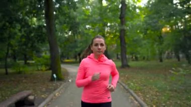 Bir sonbahar parktan günbatımında çalışan kadının yakın çekim