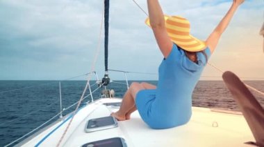 Lüks hayat kavramı. Sarı şapka ve mavi elbiseli bir kadın portresi bir yat yaz sezonu ocean adlı aittir. Ağır çekim