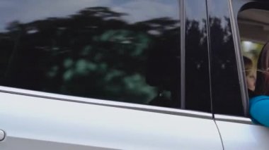 İki genç kadın bir arabaya binmek ve eğlenin. Ağır çekim