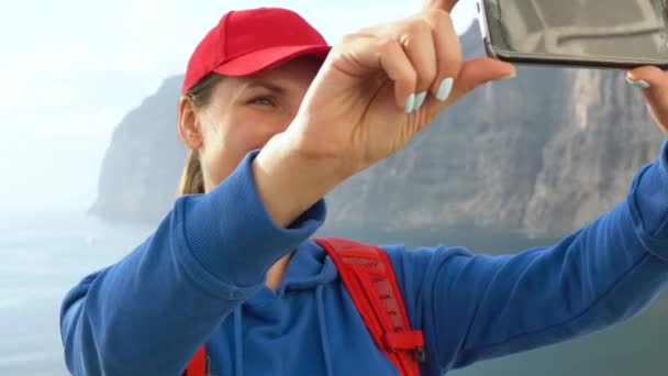 Kvinnan gör ett själv foto av Los Gigantes Cliffs på Teneriffa, Kanarieöarna, Spanien — Stockvideo