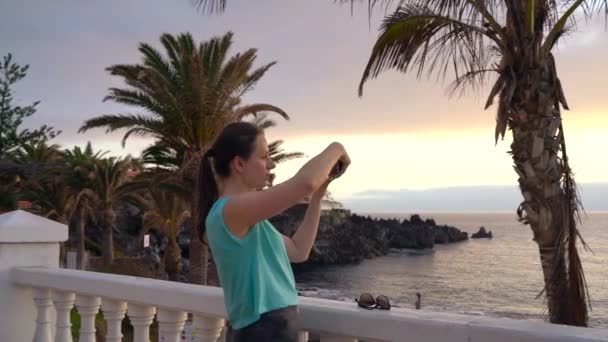 Vrouw nemen van foto's van de zonsondergang aan de promenade, Tenerife, Canarische eilanden, Spanje — Stockvideo