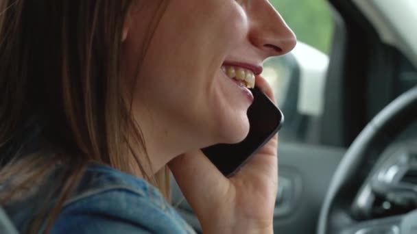 Kvinnan talar på din smartphone i bilen — Stockvideo