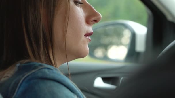 Mulher fala no smartphone no carro — Vídeo de Stock