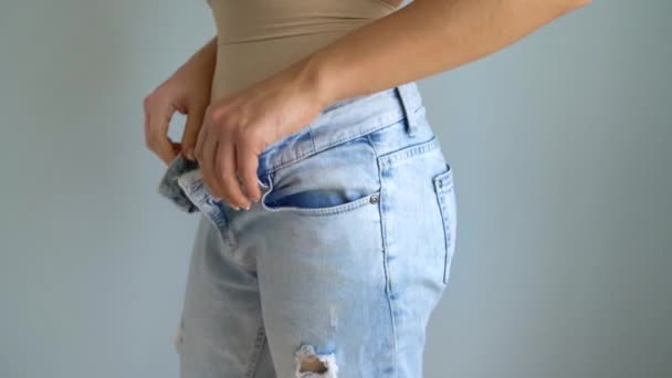 Mulher esconde a imperfeição da figura sob a roupa interior corretiva puxando. Usando jeans em cima, as calças de ganga se encaixam perfeitamente na figura. Conceito de aspiração para um corpo perfeito — Vídeo de Stock