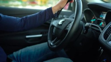 Adam sokakta park için kendiliğinden otopark otomatik pilot kullanarak yenilikçi otomatik araba sürüş