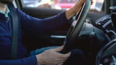 Adam sokakta park için kendiliğinden otopark otomatik pilot kullanarak yenilikçi otomatik araba sürüş