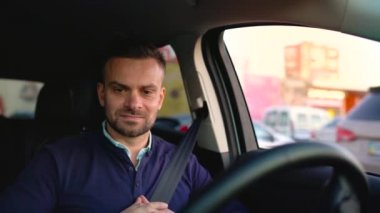 Duygusal adam sokakta park için kendiliğinden otopark otomatik pilot kullanarak yenilikçi otomatik araba sürüş
