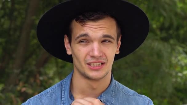 Young hipster man in hat laughing, relaxed in front of the camera — Stock Video