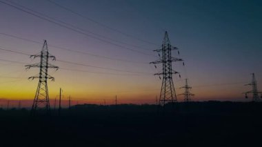 Güç hattı siluetleri günbatımı gökyüzü karşı yükseklikten görüntülemek